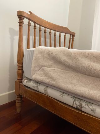 Camas madera desmontables, somier incluido.