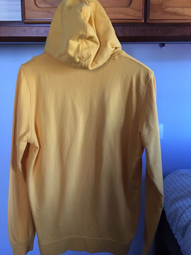 Sudadera amarilla con capucha de Alvaro Moreno