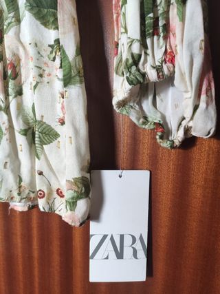 Blusa Zara talla M, estampado flor,sin estrenar.