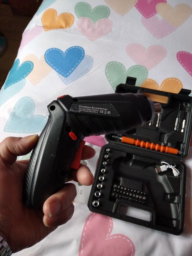 Atornillador eléctrico 4,2v y 47pcs. 