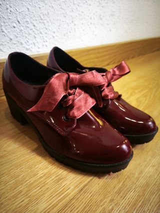 Zapatos charol elegantes mujer