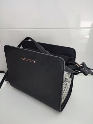 Bolso negro y estampado serpiente