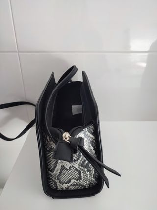 Bolso negro y estampado serpiente