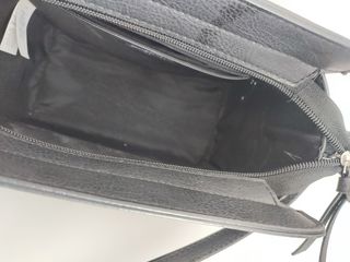 Bolso negro y estampado serpiente