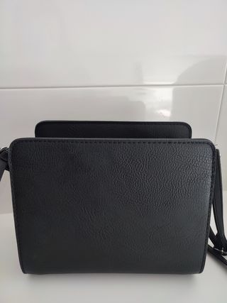 Bolso negro y estampado serpiente