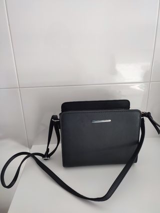 Bolso negro y estampado serpiente