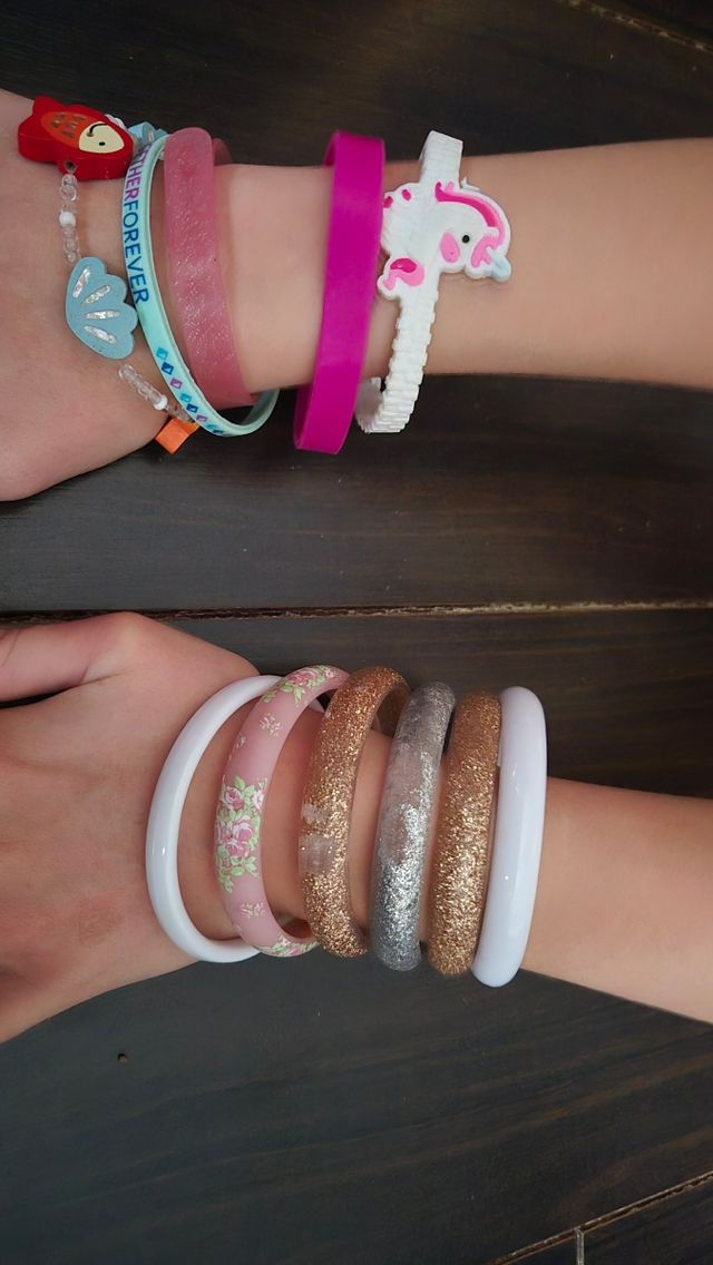 11 pulseras y 14 anillos