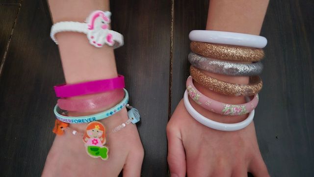 11 pulseras y 14 anillos