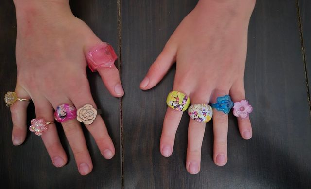 11 pulseras y 14 anillos