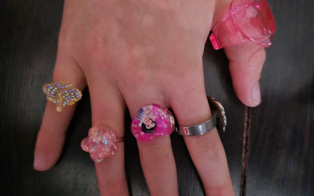 11 pulseras y 14 anillos