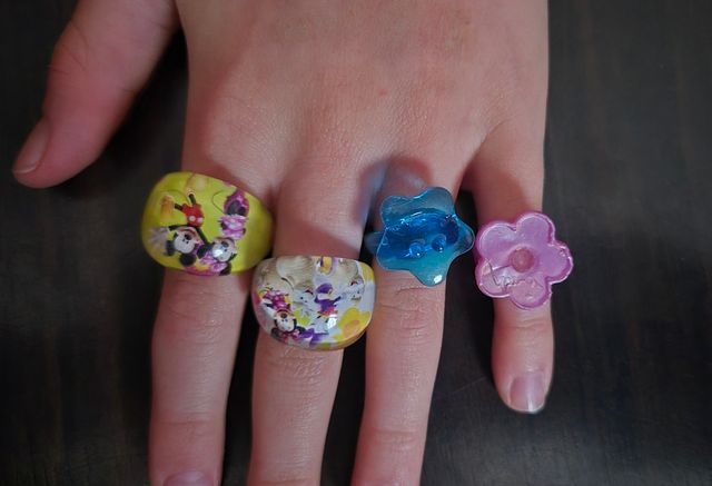 11 pulseras y 14 anillos