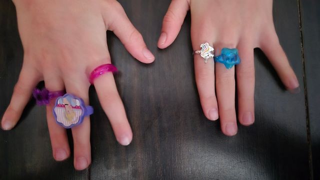 11 pulseras y 14 anillos