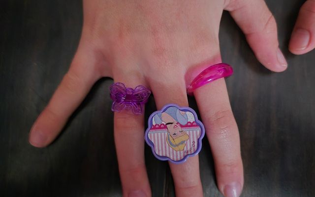 11 pulseras y 14 anillos