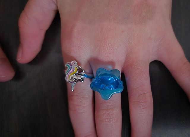 11 pulseras y 14 anillos