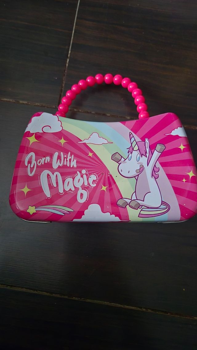 11 pulseras y 14 anillos