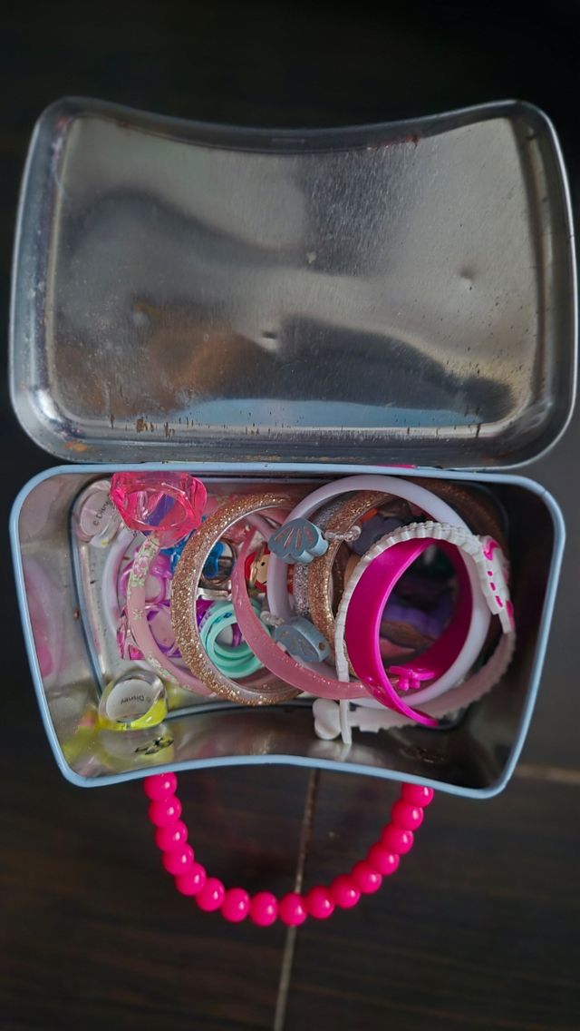 11 pulseras y 14 anillos