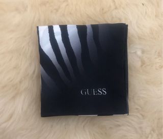 Pañuelo seda Guess nuevo