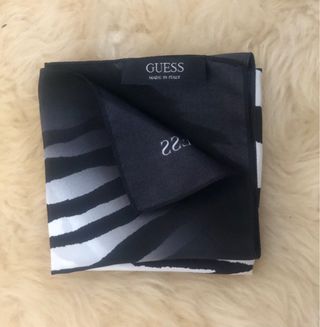 Pañuelo seda Guess nuevo