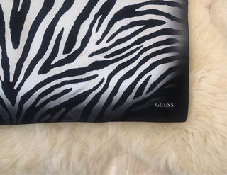 Pañuelo seda Guess nuevo