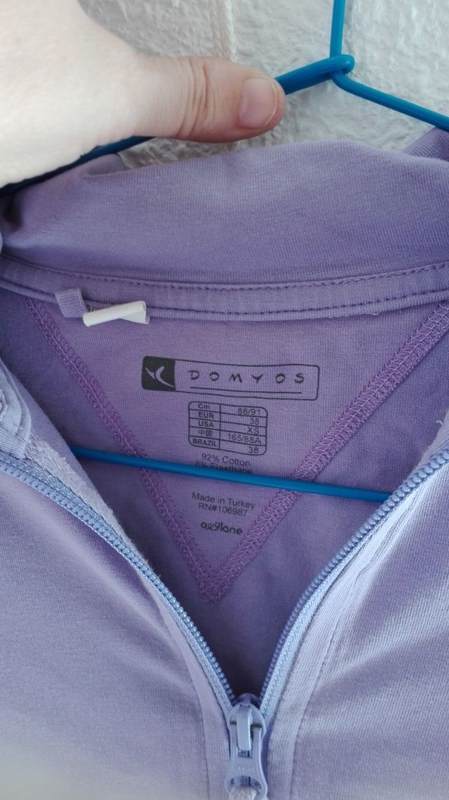 chaqueta color violeta   casi nueva.