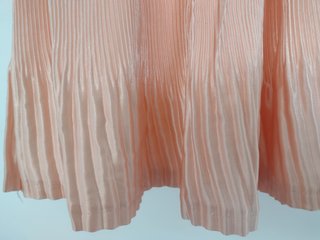 minifalda plisada de saten salmon