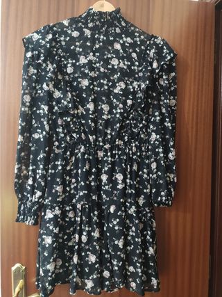 Vestido talla M Stradivarius negro flores rosas