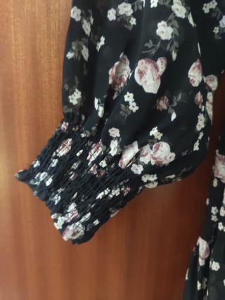 Vestido talla M Stradivarius negro flores rosas