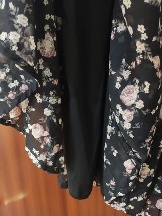 Vestido talla M Stradivarius negro flores rosas