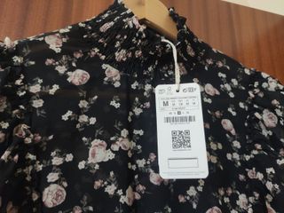 Vestido talla M Stradivarius negro flores rosas