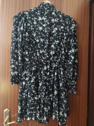 Vestido talla M Stradivarius negro flores rosas