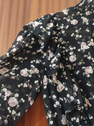 Vestido talla M Stradivarius negro flores rosas