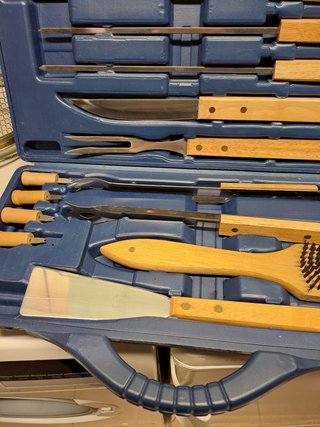 Attrezzi per barbecue in apposita valige