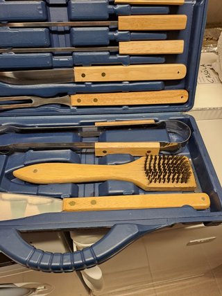 Attrezzi per barbecue in apposita valige