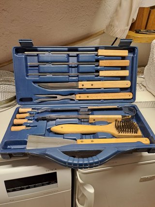 Attrezzi per barbecue in apposita valige