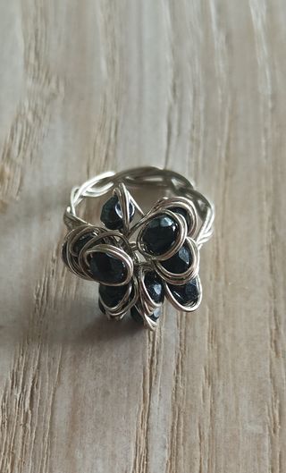 Anello in filo con perline nere