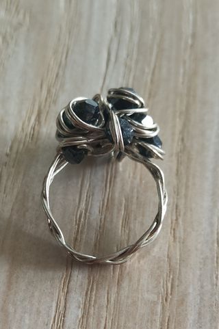 Anello in filo con perline nere