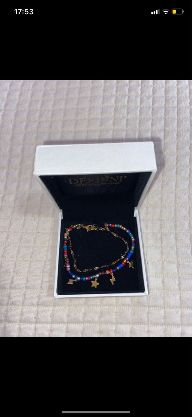 Pulsera de colores con estrellas y rayos