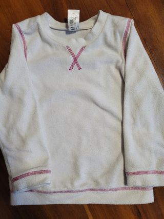 Forro y camiseta polar, cortaviento y calcetines