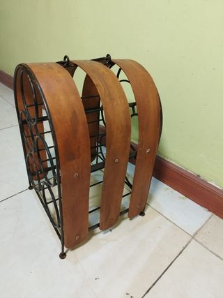 Botellero de madera y forja