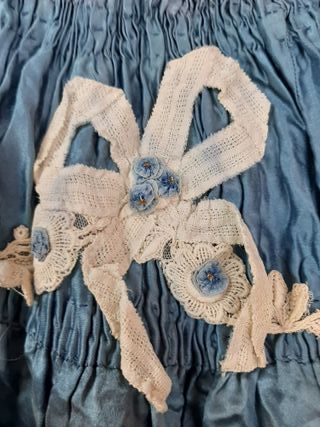 VESTIDO ANTIGUO DE SATEN CON ENCAJE DE ALGODON