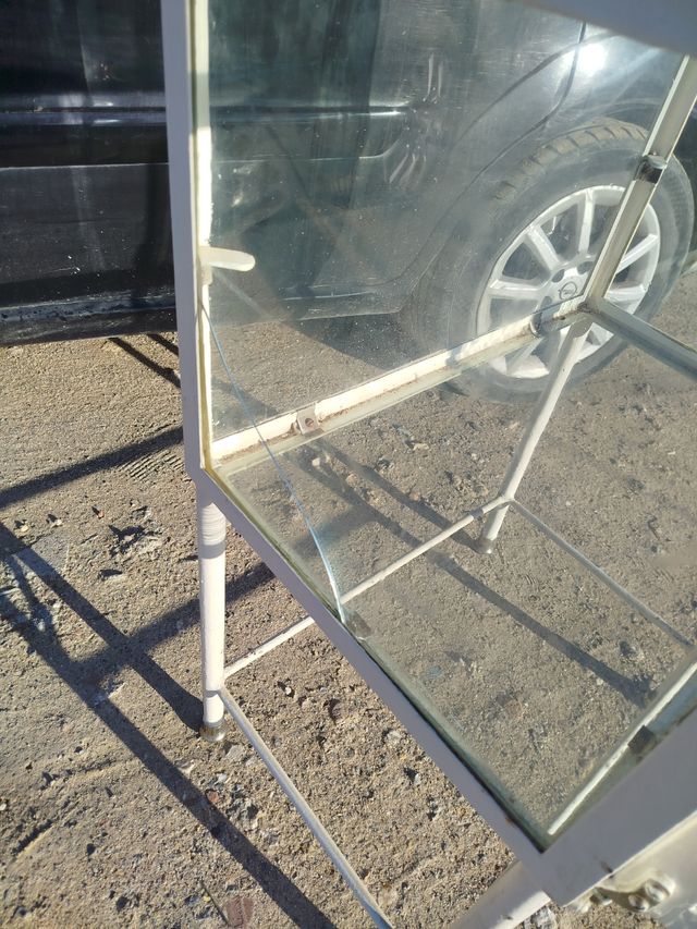 Antigua vitrina médica