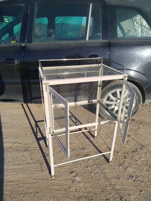 Antigua vitrina médica