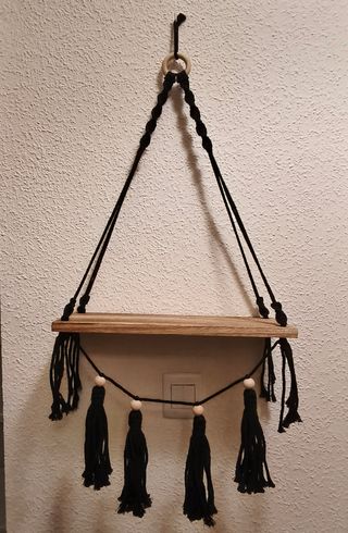 Estante colgante de madera