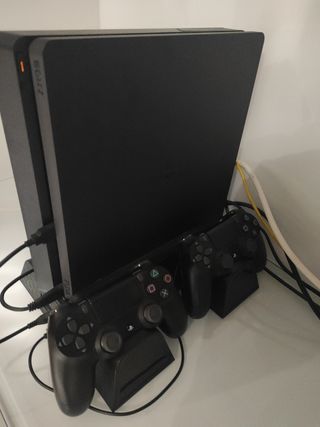 Ps4 con soporte juegos y dos mandos