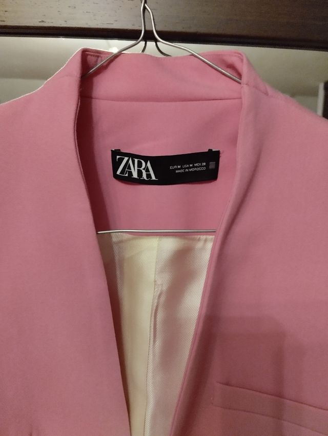 Blazer hombreras rosa chicle zara