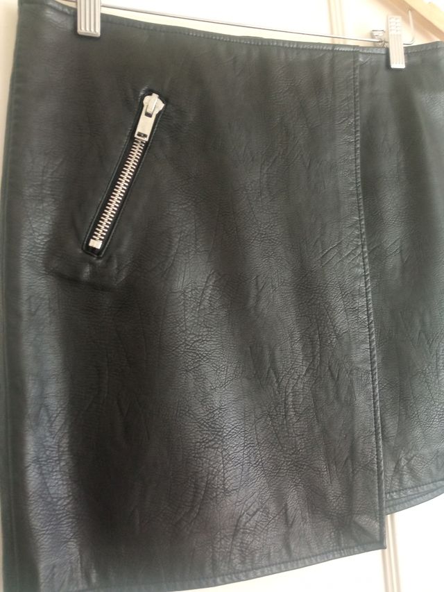 Falda negra de Stradivarius 