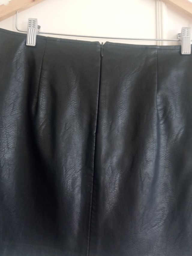 Falda negra de Stradivarius 