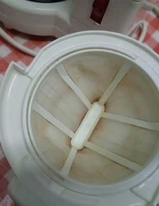 Cenicero de porcelana con parejita de holandesa