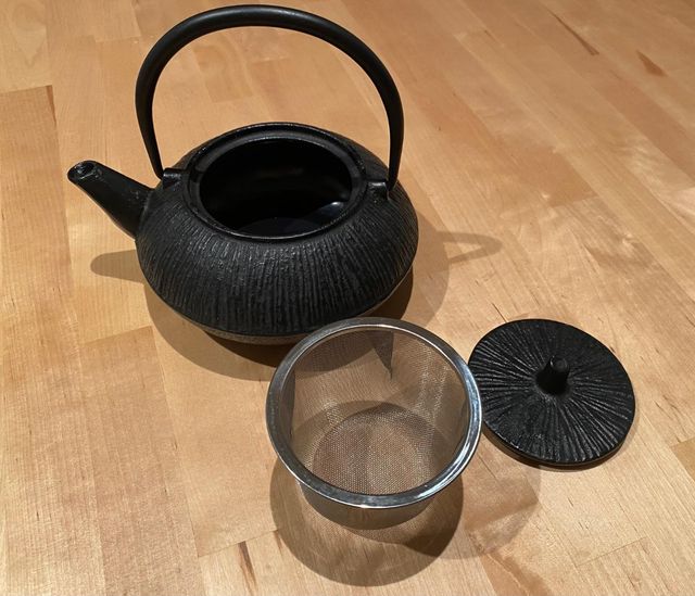 Tetera japonesa de hierro fundido