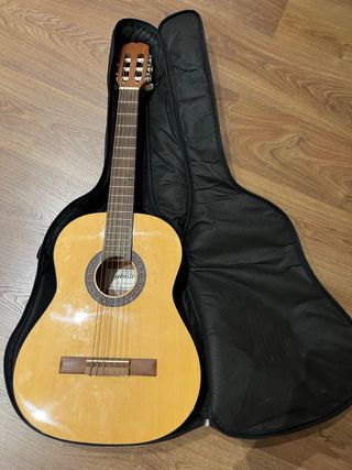 Guitarra admira con funda y metronomo
